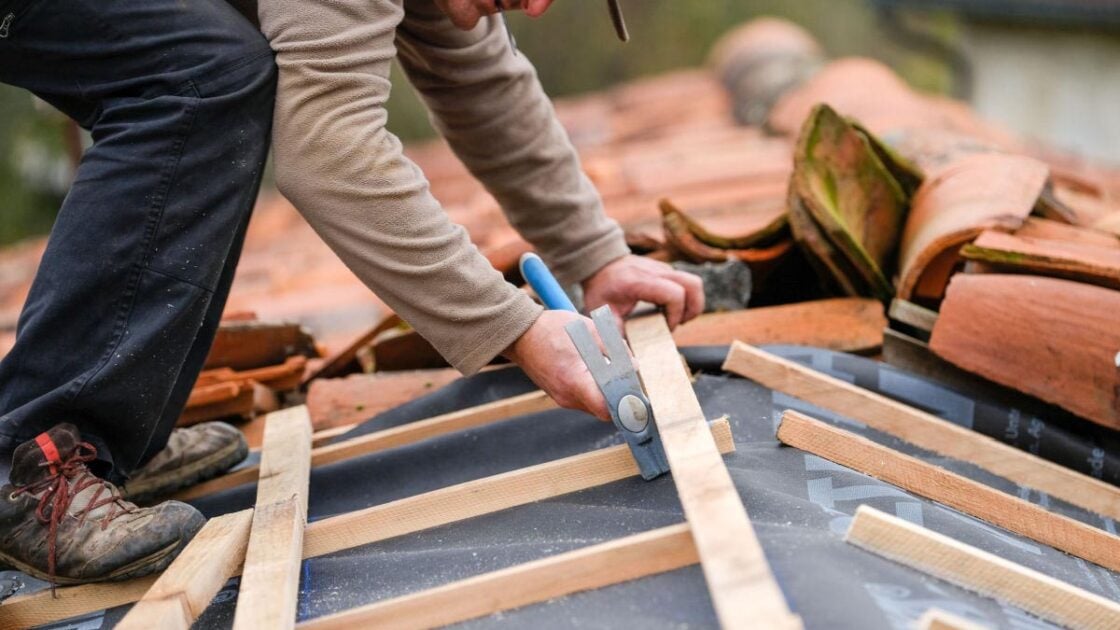 Segini Estimasi Biaya Renovasi Atap Rumah, dari Bahan hingga Upah Tukang Segini Estimasi Biaya Renovasi Atap Rumah, dari Bahan hingga Upah Tukang