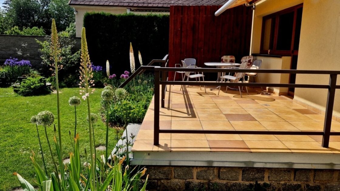 5 Inspirasi Desain Teras Rumah Tinggi yang Modern dan Estetis. Solusi Bebas Banjir!