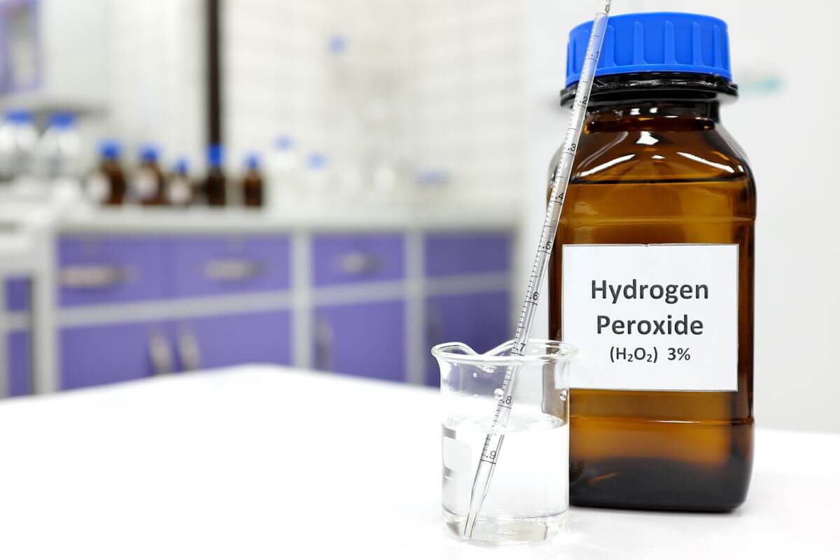 membersihkan bak mandi teraso dengan hidrogen peroksida