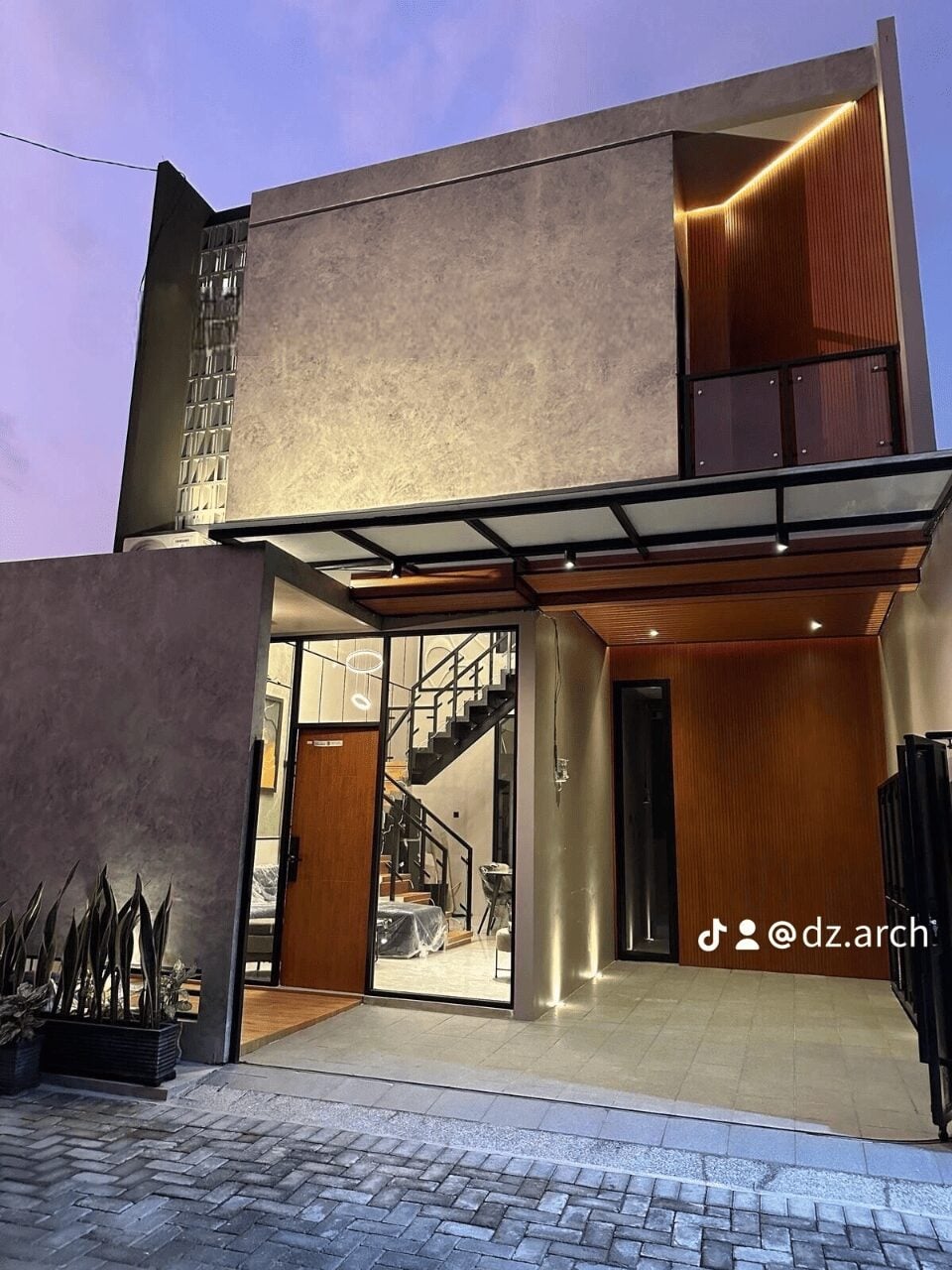 fasad rumah industrial beton ekspos dan kayu vertikal