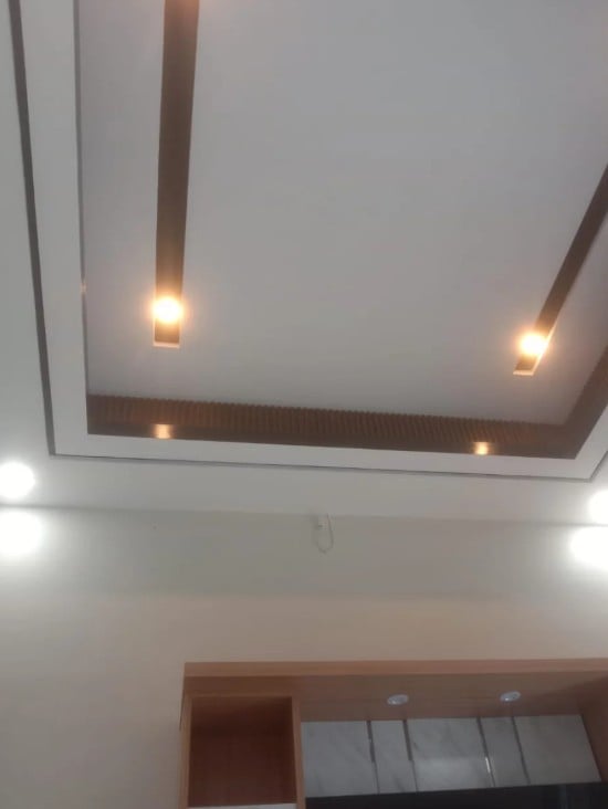 7. Kombinasi Warna Cat Plafon Gypsum Nuansa Putih dengan Coklat