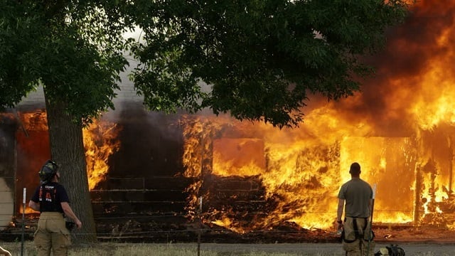 melihat rumah orang lain terbakar