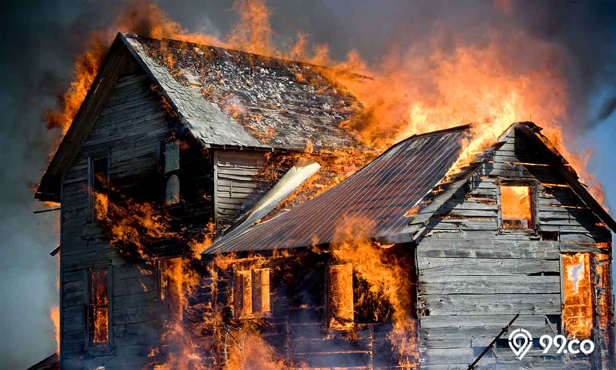 rumah kosong dan tua terbakar