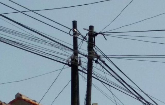 kabel listrik semrawut