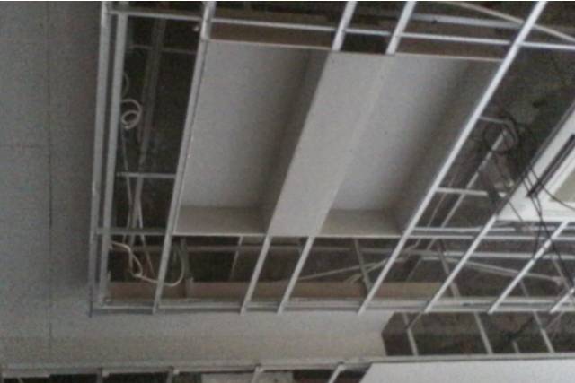 rangka plafon drop ceiling ruang keluarga
