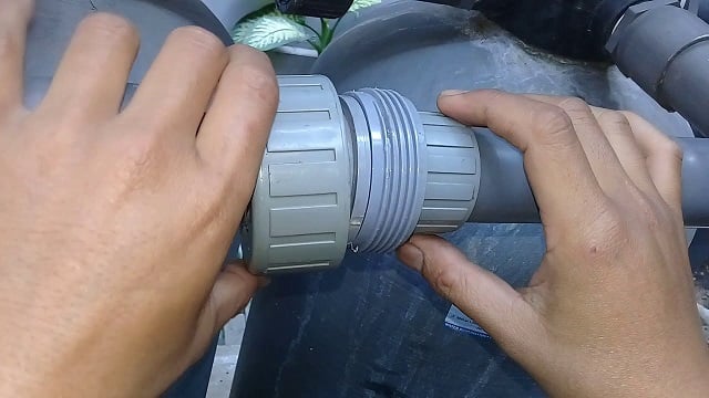 membuka pipa hisap pompa