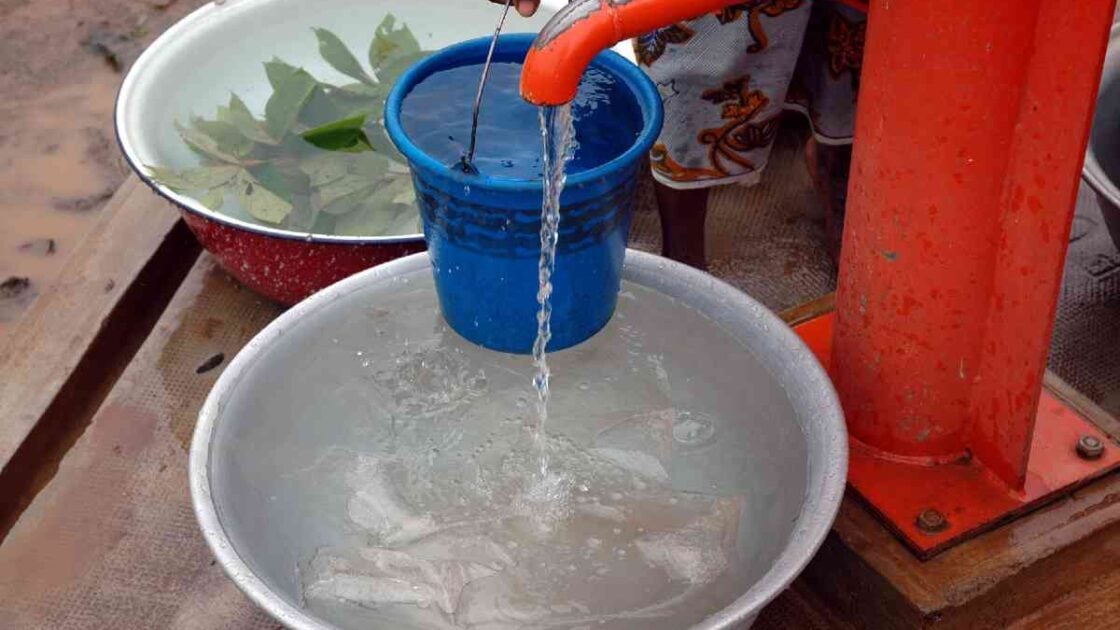 5 Cara Mengatasi Air Sumur Bor Kuning dan Berminyak. Efektif Tanpa Ribet!
