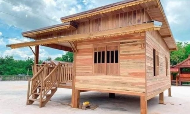 Rumah Papan Sederhana di Desa di pantai