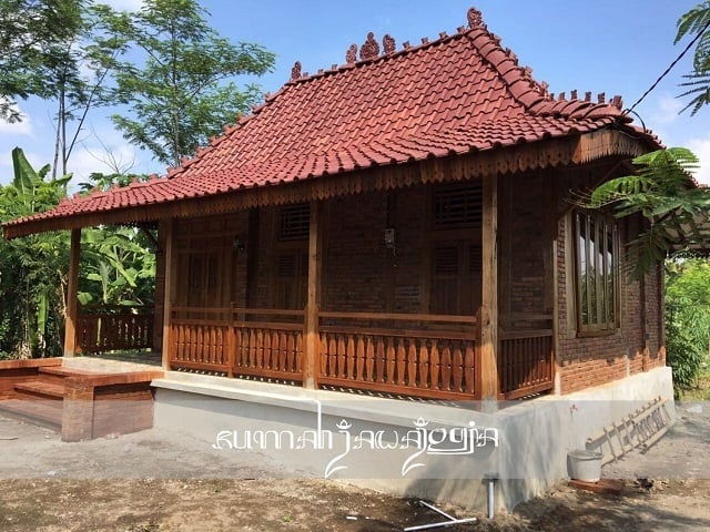 Rumah Papan Sederhana di Desa ala joglo