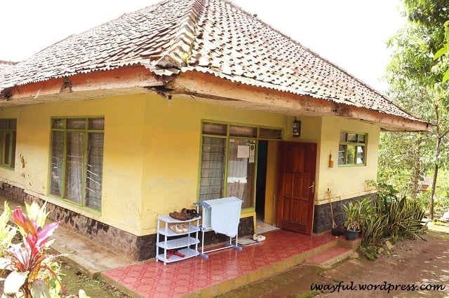 Rumah Papan Sederhana di Desa kampung