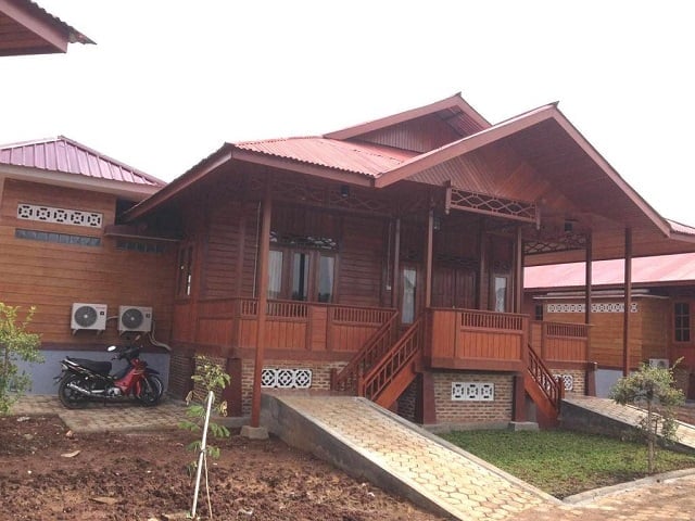 Rumah Papan Sederhana di Desa mewah