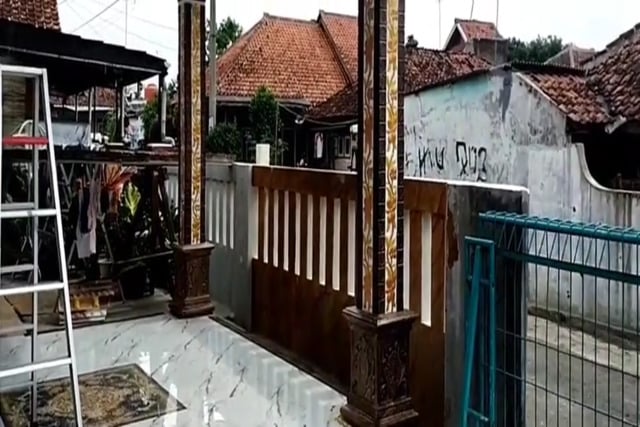 contoh warna cat tiang teras motif bunga