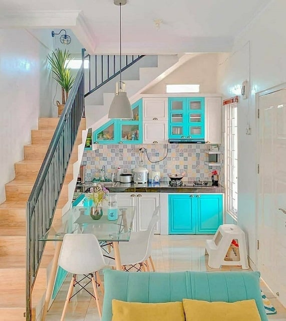 desain dapur minimalis bawah tangga warna biru