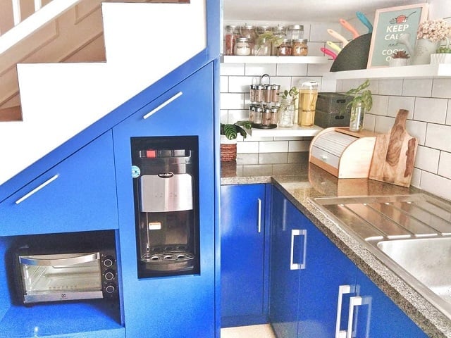 desain dapur minimalis bawah tangga putih biru