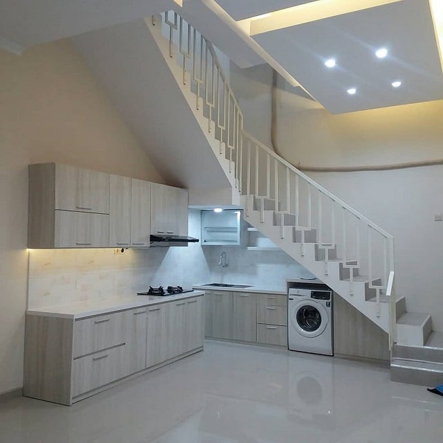 desain dapur minimalis bawah tangga putih