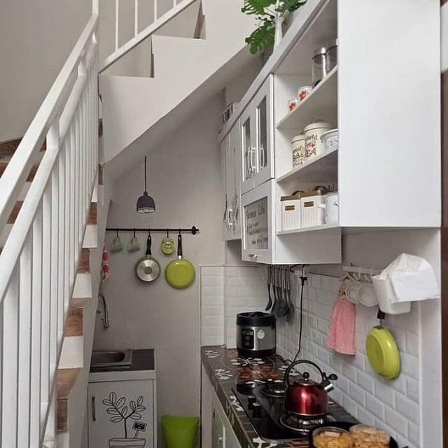 desain dapur minimalis bawah tangga sederhana