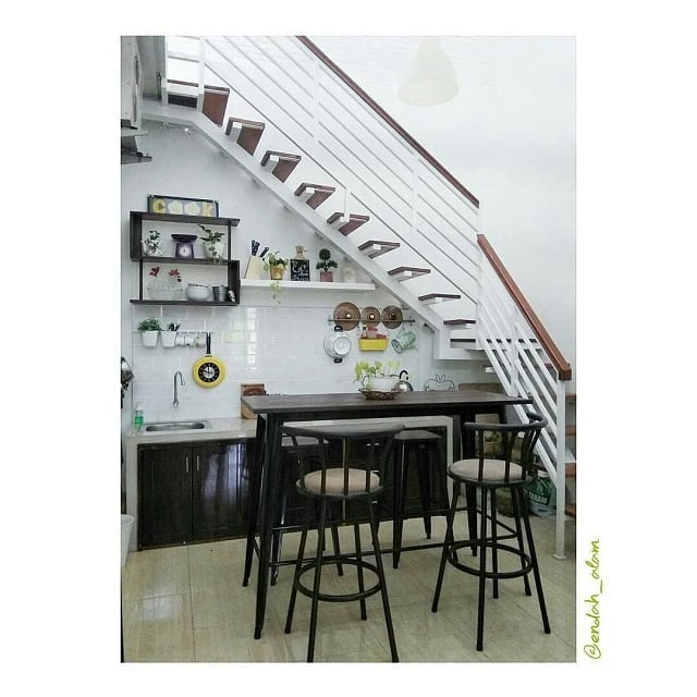 desain dapur minimalis bawah tangga monokrom