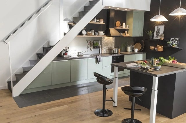 desain dapur minimalis bawah tangga menawan
