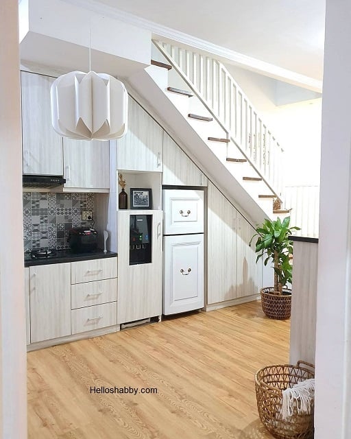 desain dapur minimalis bawah tangga lantai kayu