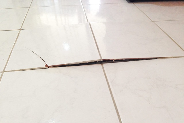 lantai keramik terangkat