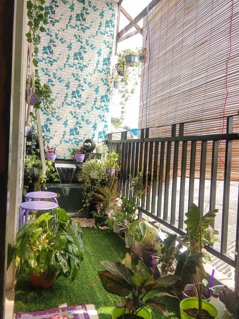 balkon ditutupi tirai kayu