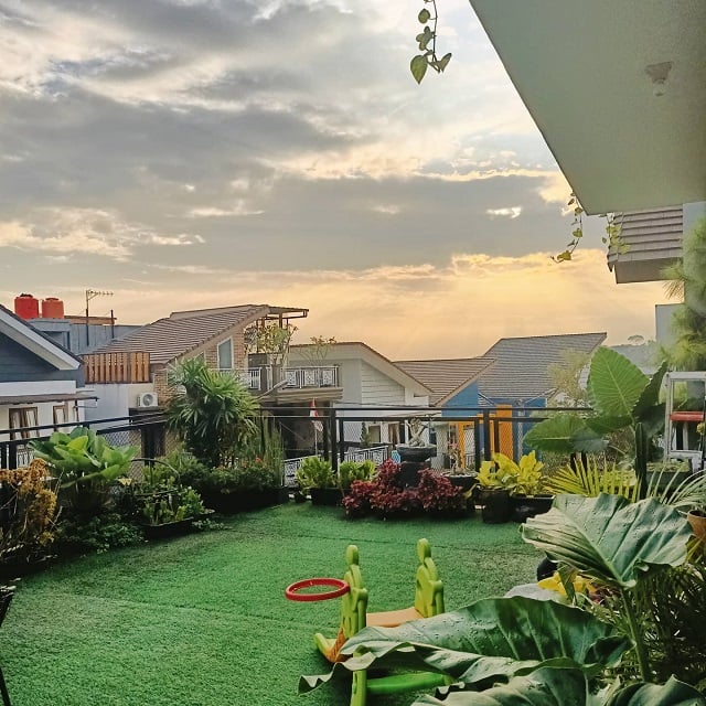 taman di balkon lantai 2