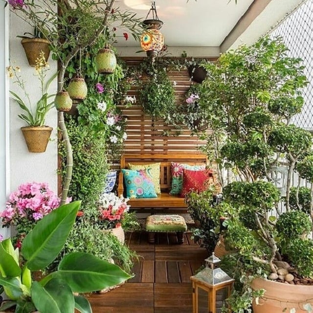 desain balkon lantai 2 yang rimbun