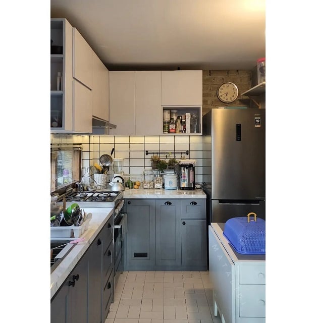 desain dapur rumah type 30/60 warna abu abu modern