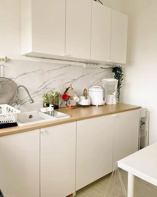 desain dapur rumah type 30/60 elegan warna putih minimalis