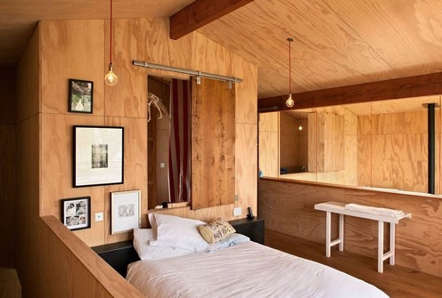 Desain Kamar Luas dengan Dominasi Kayu Lapis
