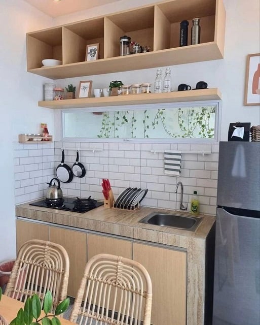 dapurmungil dekat meja makan di rumah cantik