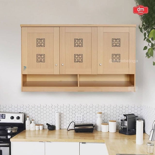 Desain Dapur Minimalis warna Putih dengan Lemari Kayu