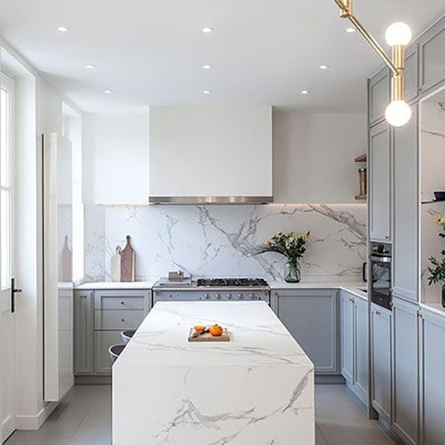 desain Dapur minimalis putih dengan Meja Marmer