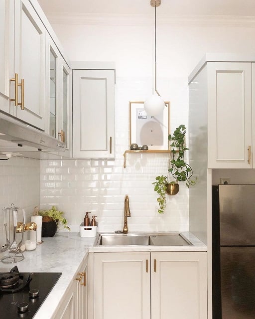 desain dapur minimalis warna putih backsplash keramik