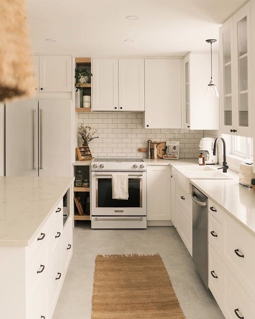 desain dapur minimalis warna putih bentuk l
