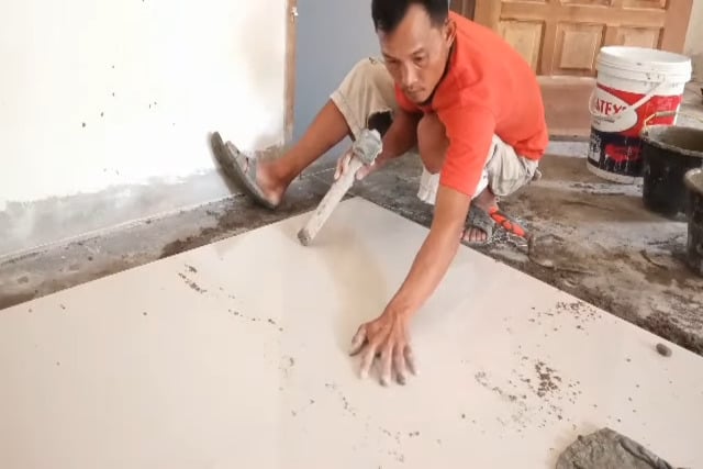 cara pasang granit tanpa nat