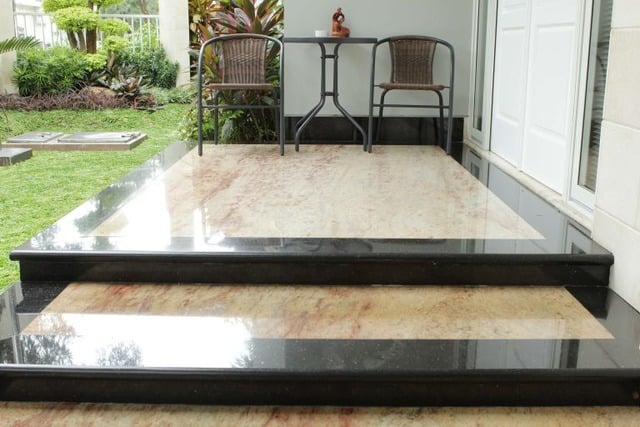 granit teras depan rumah mewah