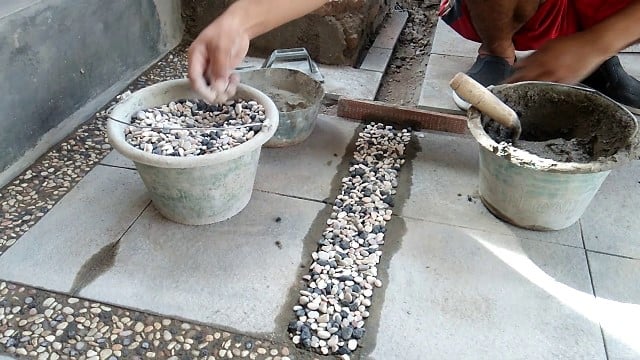 memasang batu koral