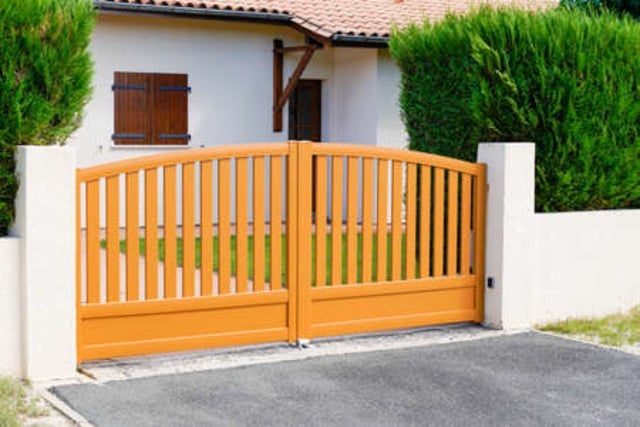 cat pagar rumah warna orange