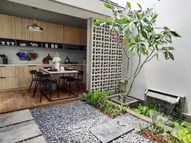 dapur terbuka dengan kolam ikan
