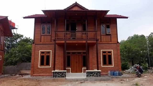 rumah 2 lantai sederhana di kampung kayu