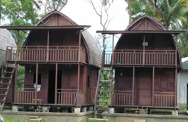 rumah dua lantai sederhana di kampung