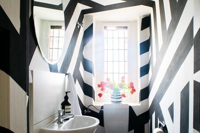 cat dinding geometris dua warna mirip zebra