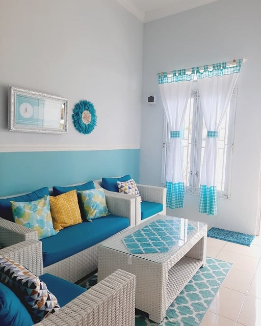 desain ruang tamu warna biru langit
