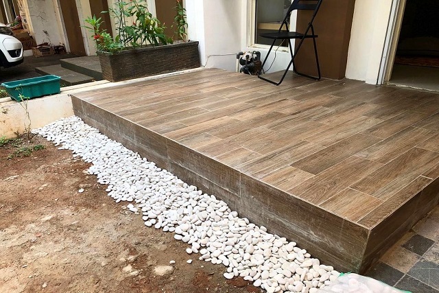 keramik teras rumah motif kayu