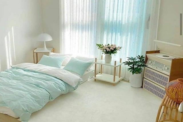 kamar tidur jendela besar