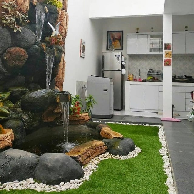 desain dapur ada kolam ikan minimalis putih