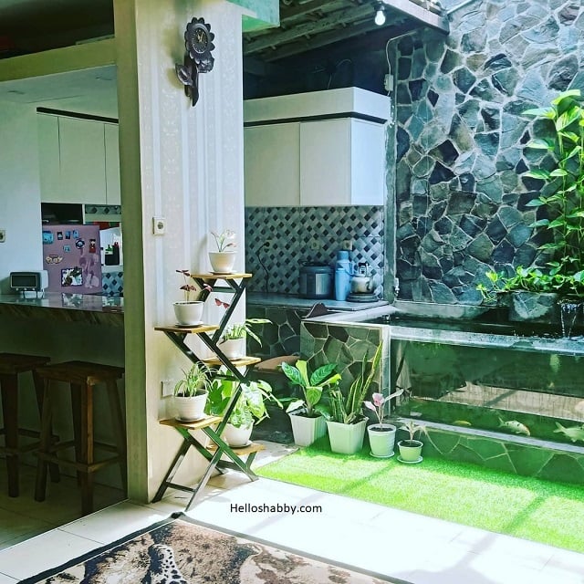 desain dapur ada kolam ikan terbuka batu alam