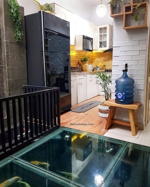 desain dapur ada kolam ikan lantai kaca keren