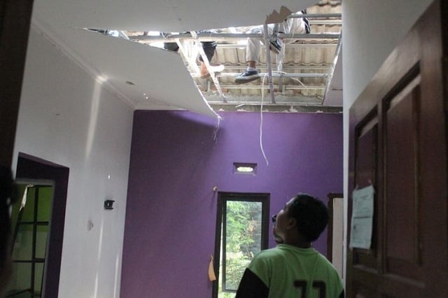 suara benda jatuh di atap rumah